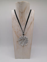 Carica l'immagine nel visualizzatore di Gallery, Collana in camera d'aria e alluminio zigrinato - tra il dire e il fare