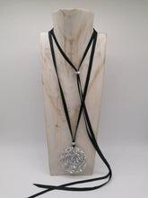 Carica l'immagine nel visualizzatore di Gallery, Collana in camera d'aria e alluminio zigrinato - tra il dire e il fare