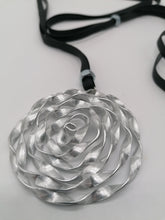 Carica l'immagine nel visualizzatore di Gallery, Collana in camera d'aria e alluminio zigrinato - tra il dire e il fare