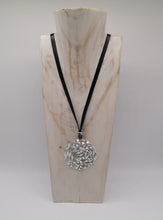 Carica l'immagine nel visualizzatore di Gallery, Collana in camera d'aria e alluminio satinato - tra il dire e il fare