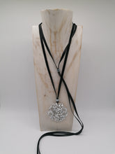 Carica l'immagine nel visualizzatore di Gallery, Collana in camera d'aria e alluminio satinato - tra il dire e il fare