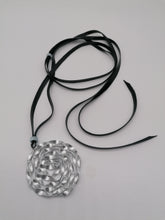 Carica l'immagine nel visualizzatore di Gallery, Collana in camera d'aria e alluminio satinato - tra il dire e il fare