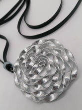 Carica l'immagine nel visualizzatore di Gallery, Collana in camera d'aria e alluminio satinato - tra il dire e il fare