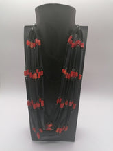 Carica l'immagine nel visualizzatore di Gallery, Collana camera d'aria di bicicletta e corallo rosso - tra il dire e il fare