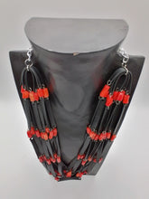 Carica l'immagine nel visualizzatore di Gallery, Collana camera d'aria di bicicletta e corallo rosso - tra il dire e il fare