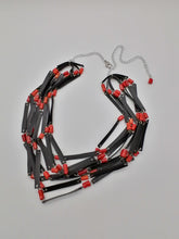 Carica l'immagine nel visualizzatore di Gallery, Collana camera d'aria di bicicletta e corallo rosso - tra il dire e il fare