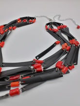 Carica l'immagine nel visualizzatore di Gallery, Collana camera d'aria di bicicletta e corallo rosso - tra il dire e il fare