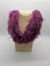 Carica l'immagine nel visualizzatore di Gallery, Collanosa ,,, fluffosa!