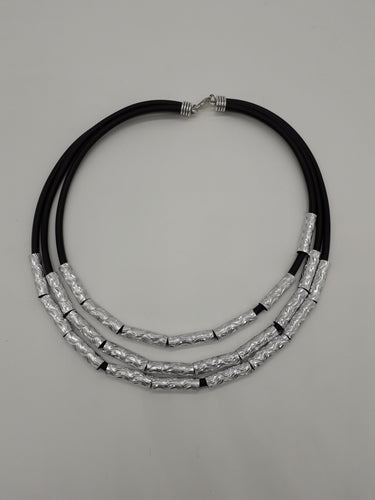 Collana alluminio e caucciù - tra il dire e il fare