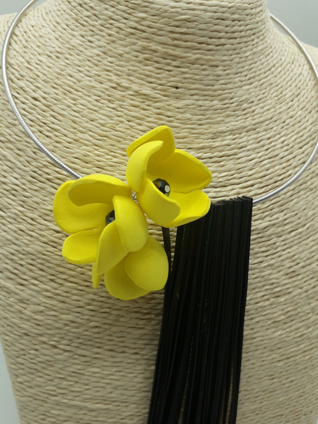 collana in camera d'aria di bicicletta e fiori in gomma - tra il dire e il fare