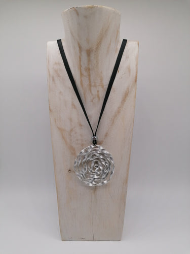 Collana in camera d'aria e alluminio zigrinato - tra il dire e il fare