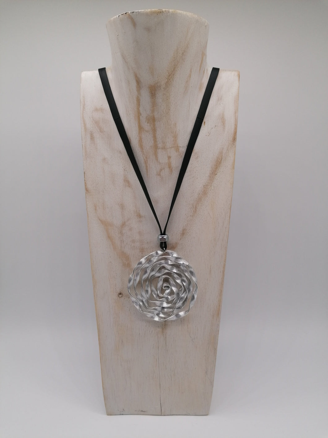 Collana in camera d'aria e alluminio zigrinato - tra il dire e il fare