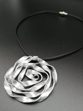 Carica l&#39;immagine nel visualizzatore di Gallery, Collana in caucciù e ciondolo in alluminio piatto zigrinato - tra il dire e il fare
