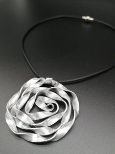 Collana in caucciù e ciondolo in alluminio piatto zigrinato - tra il dire e il fare