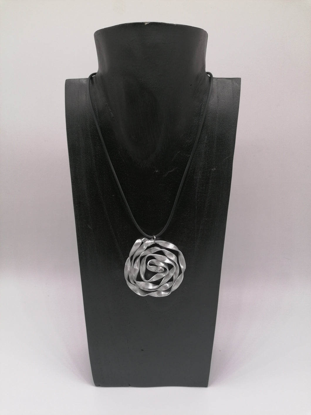Collana in caucciù e ciondolo in alluminio piatto zigrinato - tra il dire e il fare