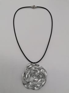 Collana in caucciù e ciondolo in alluminio piatto zigrinato - tra il dire e il fare
