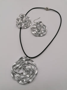 Collana in caucciù e ciondolo in alluminio piatto zigrinato - tra il dire e il fare