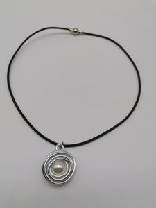 Collana con caucciù e ciondolo chanel in alluminio - tra il dire e il fare