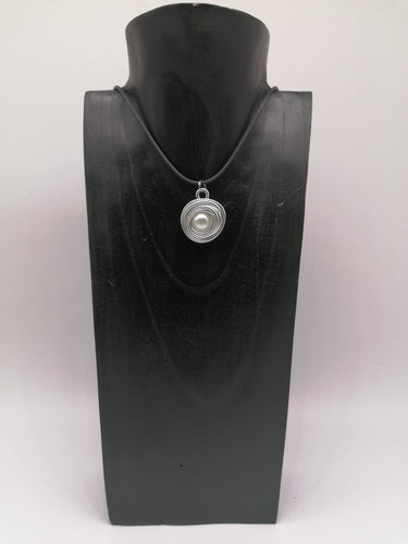 Collana con caucciù e ciondolo chanel in alluminio - tra il dire e il fare