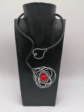 Carica l&#39;immagine nel visualizzatore di Gallery, Collana Le Modellabili - perla rossa
