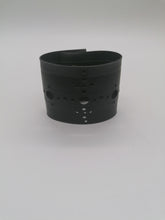 Carica l&#39;immagine nel visualizzatore di Gallery, Bracciale/fermasciarpa in camera d&#39;aria di bicicletta intagliato - tra il dire e il fare

