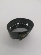 Carica l&#39;immagine nel visualizzatore di Gallery, Bracciale/fermasciarpa in camera d&#39;aria di bicicletta intagliato - tra il dire e il fare
