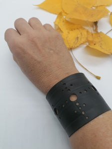 Bracciale/fermasciarpa in camera d'aria di bicicletta intagliato - tra il dire e il fare