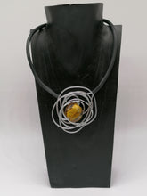 Carica l&#39;immagine nel visualizzatore di Gallery, Collana Le Modellabili - vetro ambra
