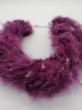 Carica l&#39;immagine nel visualizzatore di Gallery, Collanosa ,,, fluffosa!
