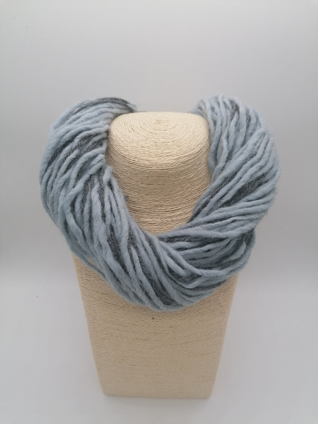 Collanosa azzurra e grigia