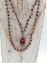 Carica l&#39;immagine nel visualizzatore di Gallery, Collana &quot;Le Catenelle con ciondolo in ceramica rosso
