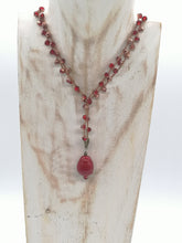 Carica l&#39;immagine nel visualizzatore di Gallery, Collana &quot;Le Catenelle con ciondolo in ceramica rosso
